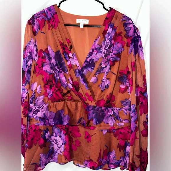 Sofia Vergara Floral V neck  Blouse - Picture 3 of 7